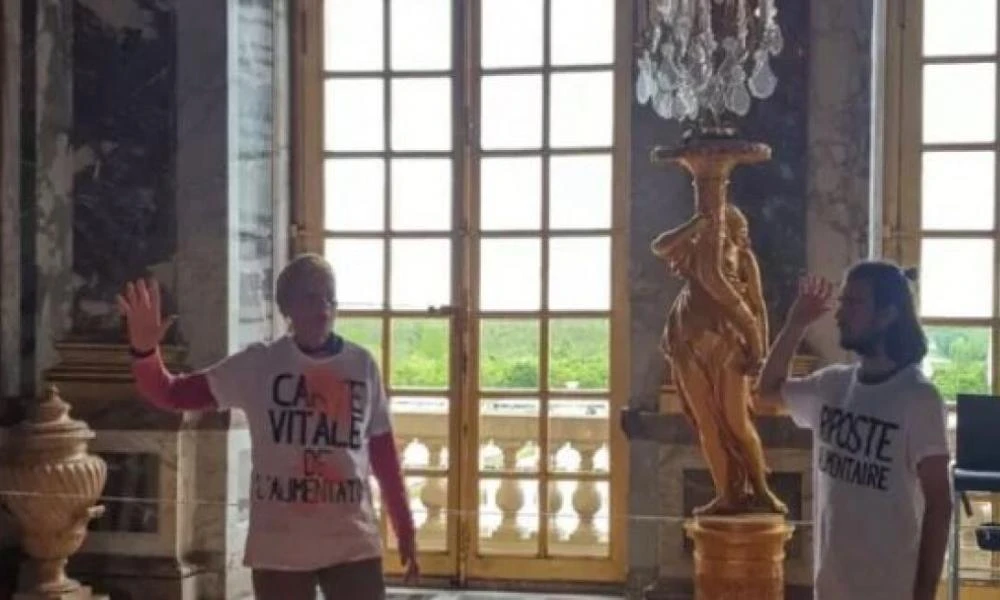 Ακτιβιστές σκόρπισαν πορτοκαλί σκόνη μέσα στο Ανάκτορο των Βερσαλλιών